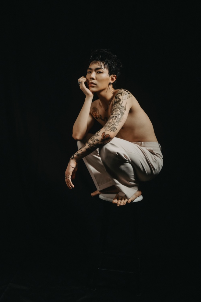 Erik chính thức lột xác, cởi áo khoe hình xăm lớn trong bộ ảnh mới-12