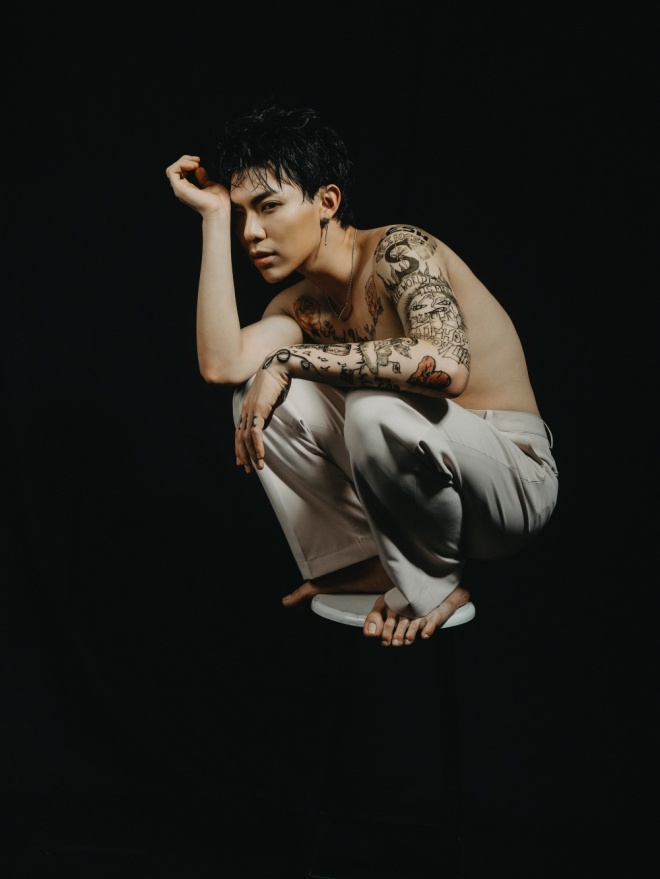 Erik chính thức lột xác, cởi áo khoe hình xăm lớn trong bộ ảnh mới-13