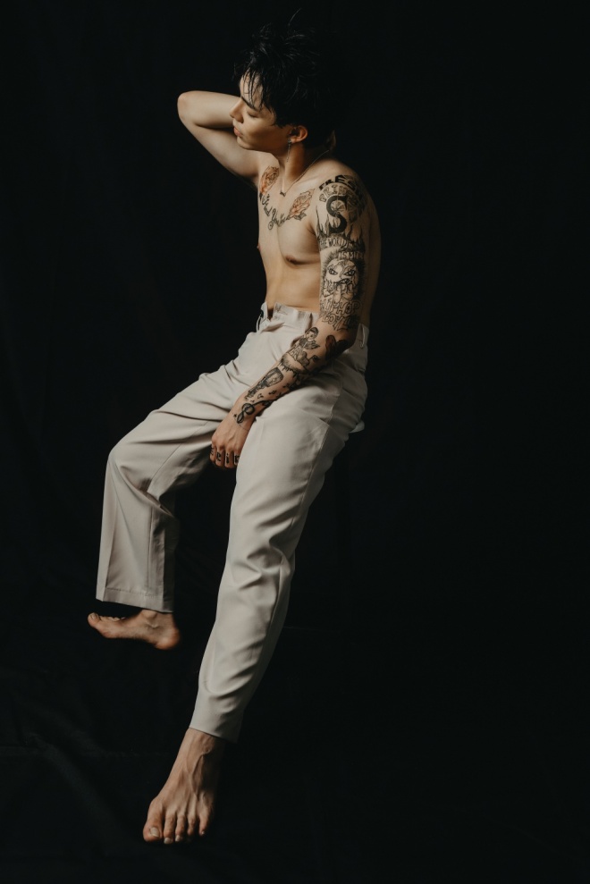 Erik chính thức lột xác, cởi áo khoe hình xăm lớn trong bộ ảnh mới-14