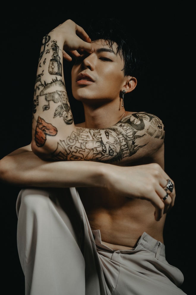 Erik chính thức lột xác, cởi áo khoe hình xăm lớn trong bộ ảnh mới-16