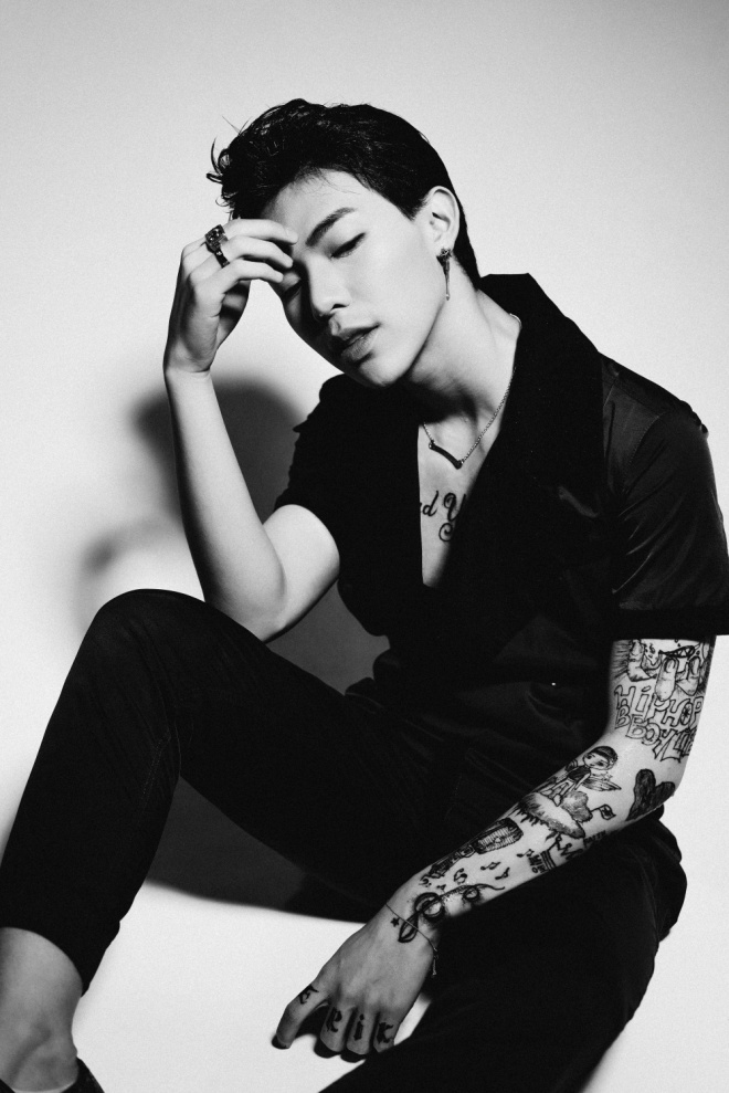 Erik chính thức lột xác, cởi áo khoe hình xăm lớn trong bộ ảnh mới-2