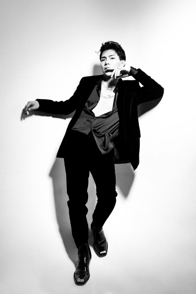 Erik chính thức lột xác, cởi áo khoe hình xăm lớn trong bộ ảnh mới-5