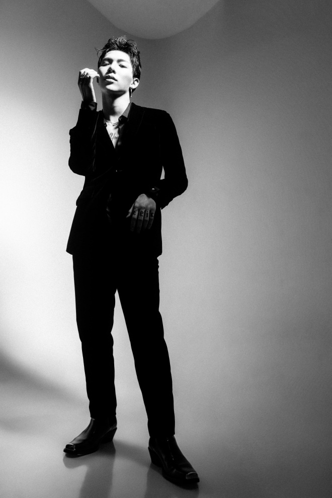 Erik chính thức lột xác, cởi áo khoe hình xăm lớn trong bộ ảnh mới-7