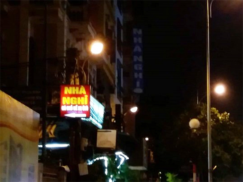 Thót tim bé trai 1 tuổi khóc thét khi bị khống chế trên sân thượng-9