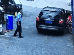 CLIP: Màn nhảy tập thể đều tăm tắp của trai làng trong đám cưới khiến dân mạng xuýt xoa-1