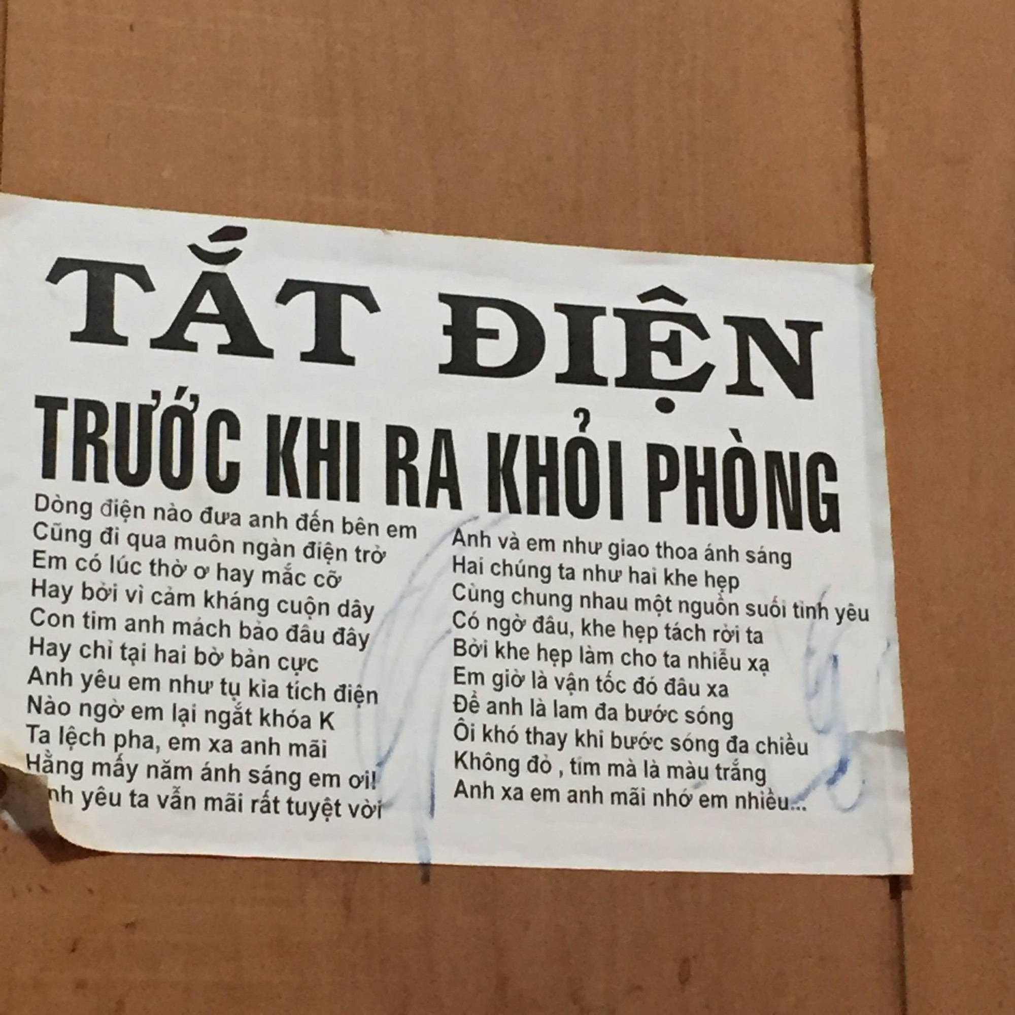 Chỉ yêu cầu học sinh Tắt điện trước khi ra khỏi lớp mà thầy giáo này làm được cả một bài thơ tình lâm li bi đát-1