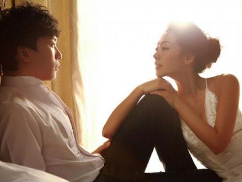Nhìn một sự thay đổi trong phòng ngủ, tôi đã phát hiện chồng dẫn gái về nhà