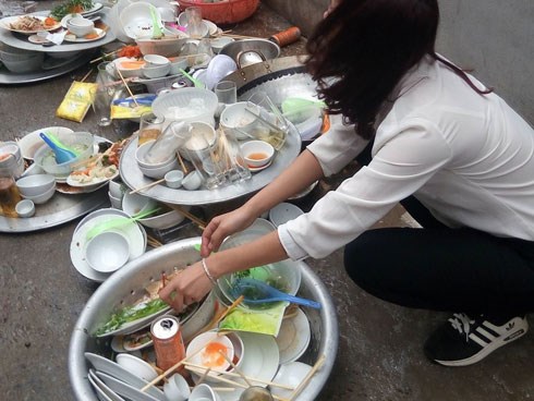 Đã rửa chén đầy đủ trong lần đầu ra mắt, cô gái vẫn bị phán