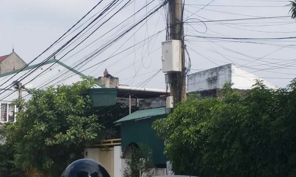 Thót tim bé trai 1 tuổi khóc thét khi bị khống chế trên sân thượng-1