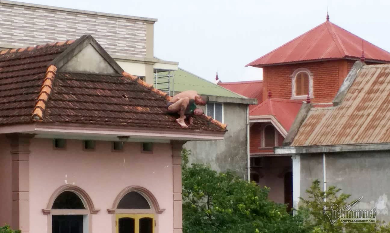 Thót tim bé trai 1 tuổi khóc thét khi bị khống chế trên sân thượng-4