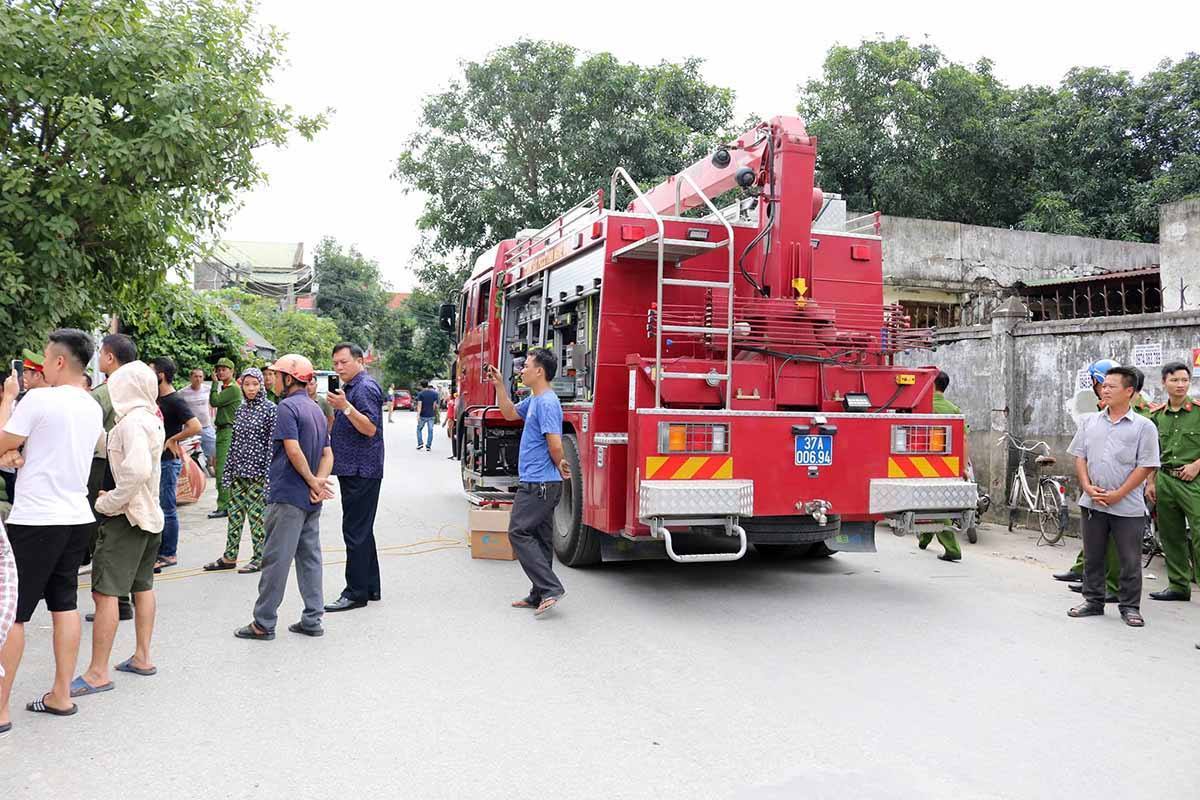 Thót tim bé trai 1 tuổi khóc thét khi bị khống chế trên sân thượng-5