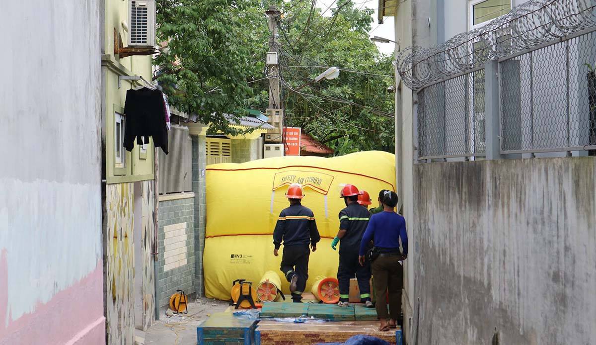 Thót tim bé trai 1 tuổi khóc thét khi bị khống chế trên sân thượng-6