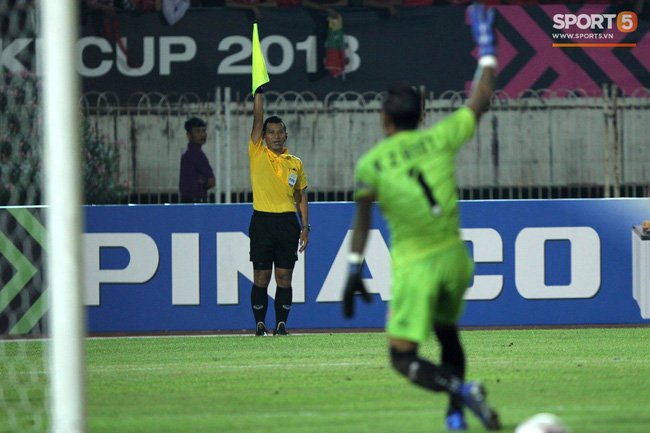 Trọng tài Thái Lan phải đổi avatar Facebook thành màu đen, khóa comment để tự vệ trước cuộc tấn công của fan Việt-1