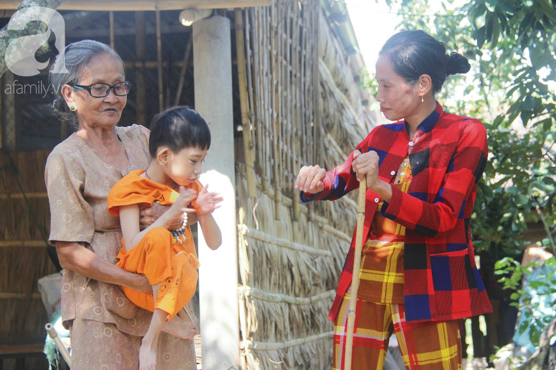 Bố bỏ từ khi chưa sinh ra, bé gái 5 tuổi bại não sống cùng người mẹ tật nguyền cầu xin một lần được chữa bệnh-8