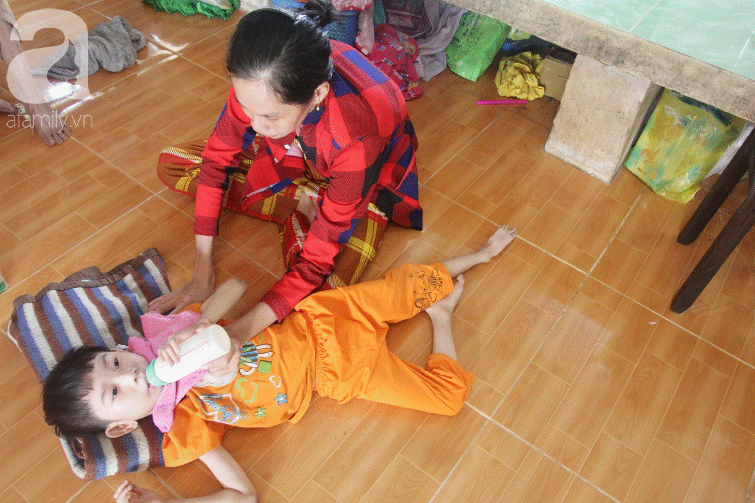 Bố bỏ từ khi chưa sinh ra, bé gái 5 tuổi bại não sống cùng người mẹ tật nguyền cầu xin một lần được chữa bệnh-9