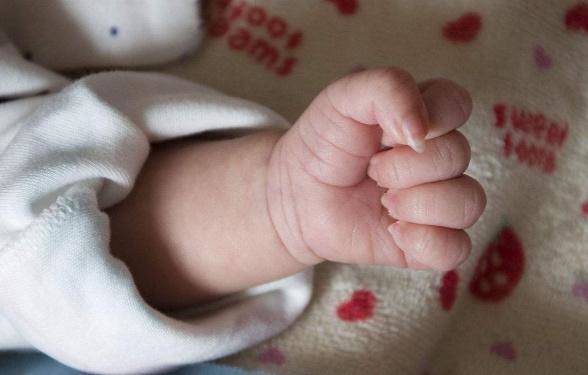 Sau khi con 1 tháng qua đời, người mẹ mở bàn tay bé nắm chặt liền ngập trong nước mắt-2