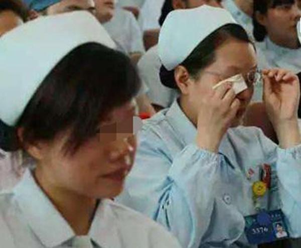 Sau khi con 1 tháng qua đời, người mẹ mở bàn tay bé nắm chặt liền ngập trong nước mắt-3