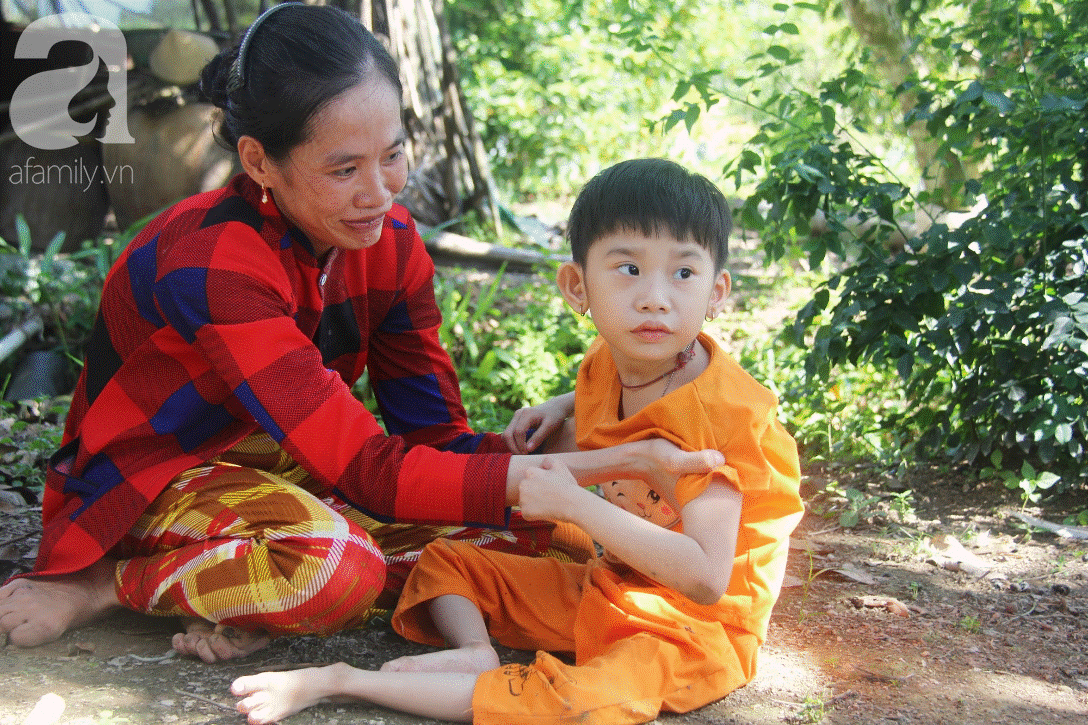 Bố bỏ từ khi chưa sinh ra, bé gái 5 tuổi bại não sống cùng người mẹ tật nguyền cầu xin một lần được chữa bệnh-16