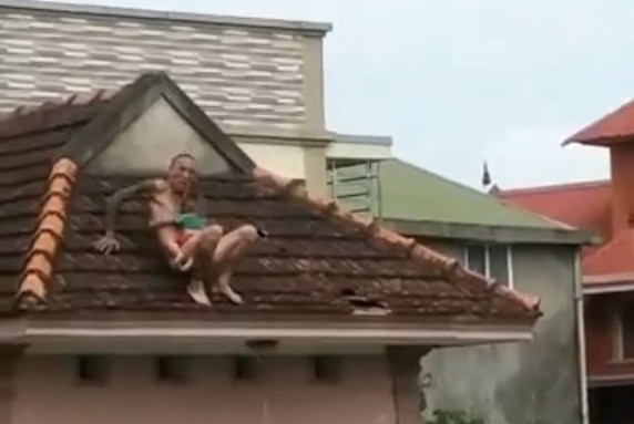 Vụ gã đàn ông thả bé trai hơn 1 tuổi từ mái nhà xuống: Cháu bé được đỡ kịp thời, nghi là con của đối tượng-1