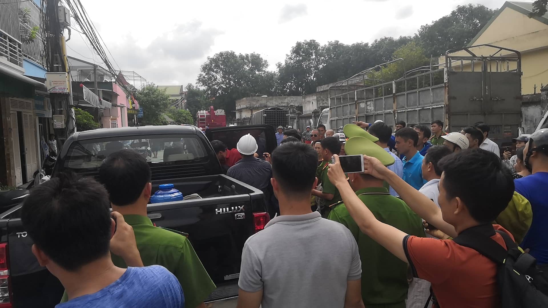 Vụ gã đàn ông thả bé trai hơn 1 tuổi từ mái nhà xuống: Cháu bé được đỡ kịp thời, nghi là con của đối tượng-2