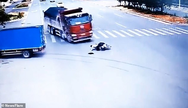 Bị 2 xe tải liên tiếp húc phải, người đàn ông vẫn đứng dậy đi lại bình thường-2