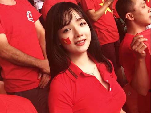 Văn Lâm giống Dũng gôn, lên giữa sân xem đồng đội đá phạt-13