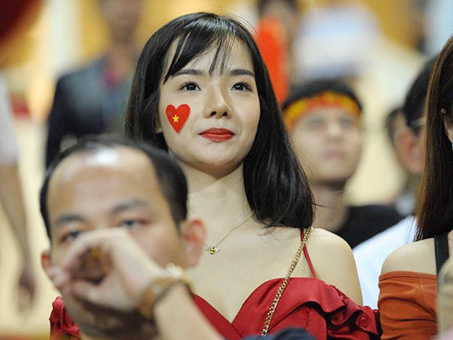 Fan girl nổi tiếng trên báo Hàn: Thích nhất thủ môn Văn Lâm sau đêm qua”-2