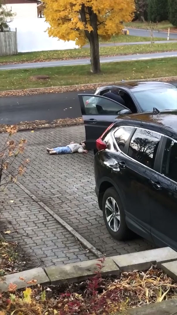 Mẹ không thể nhịn cười khi chứng kiến bố xách bổng con gái đang ăn vạ như xách túi-1