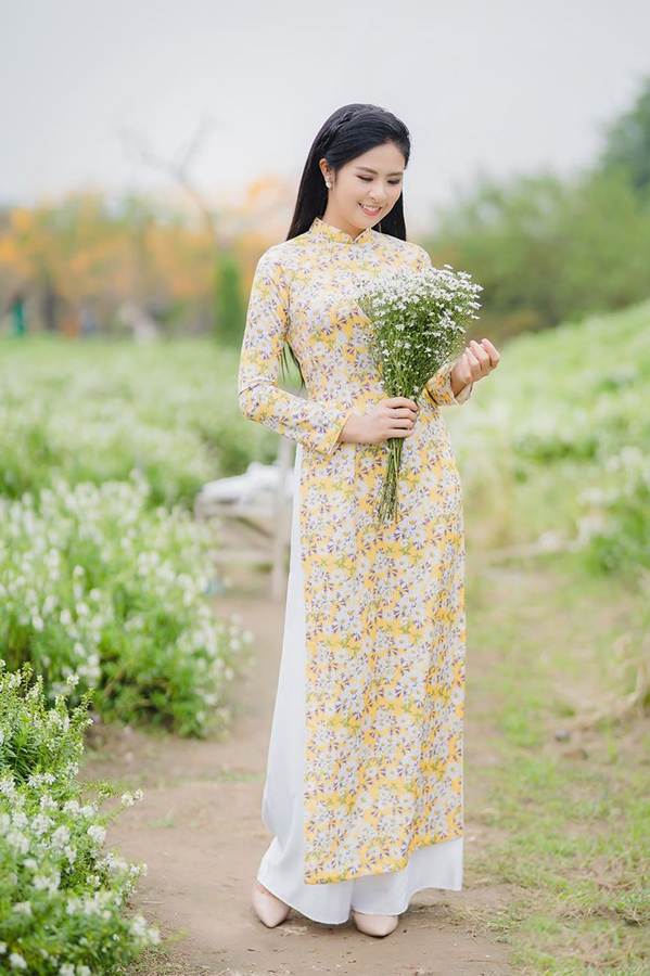 Hoa hậu Ngọc Hân đẹp mơ màng với áo dài bên cúc hoạ mi-2