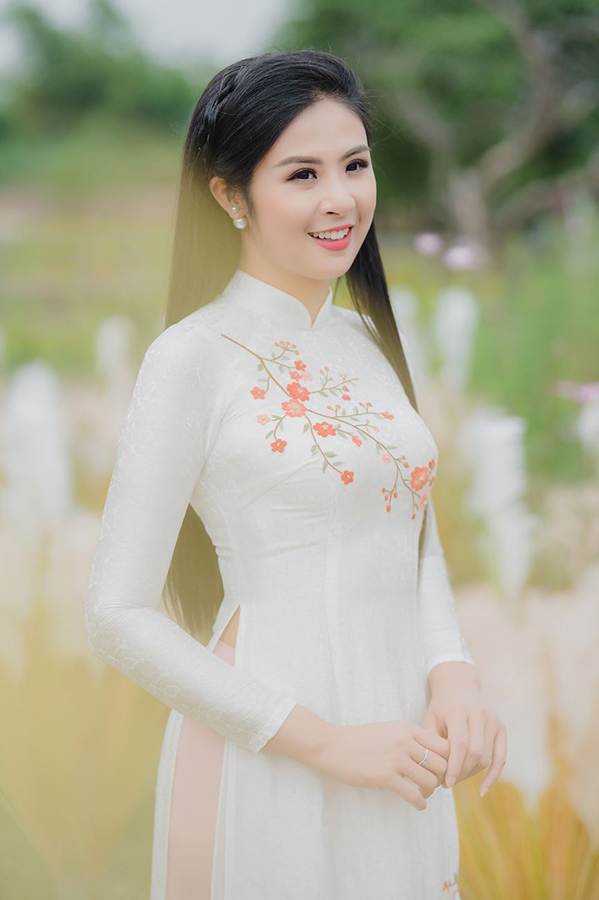 Hoa hậu Ngọc Hân đẹp mơ màng với áo dài bên cúc hoạ mi-10