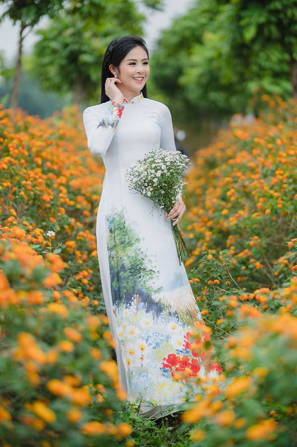 Hoa hậu Ngọc Hân đẹp mơ màng với áo dài bên cúc hoạ mi-11