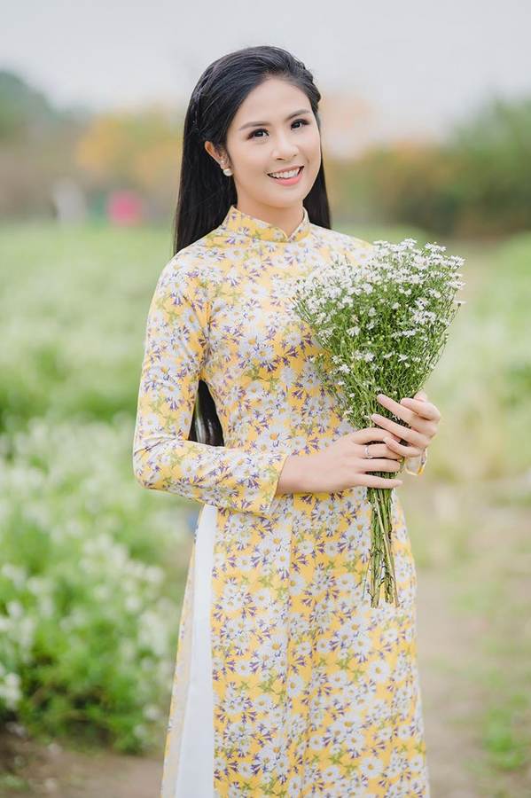 Hoa hậu Ngọc Hân đẹp mơ màng với áo dài bên cúc hoạ mi-1