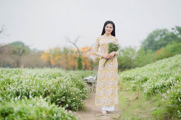 Hoa hậu Ngọc Hân đẹp mơ màng với áo dài bên cúc hoạ mi-3