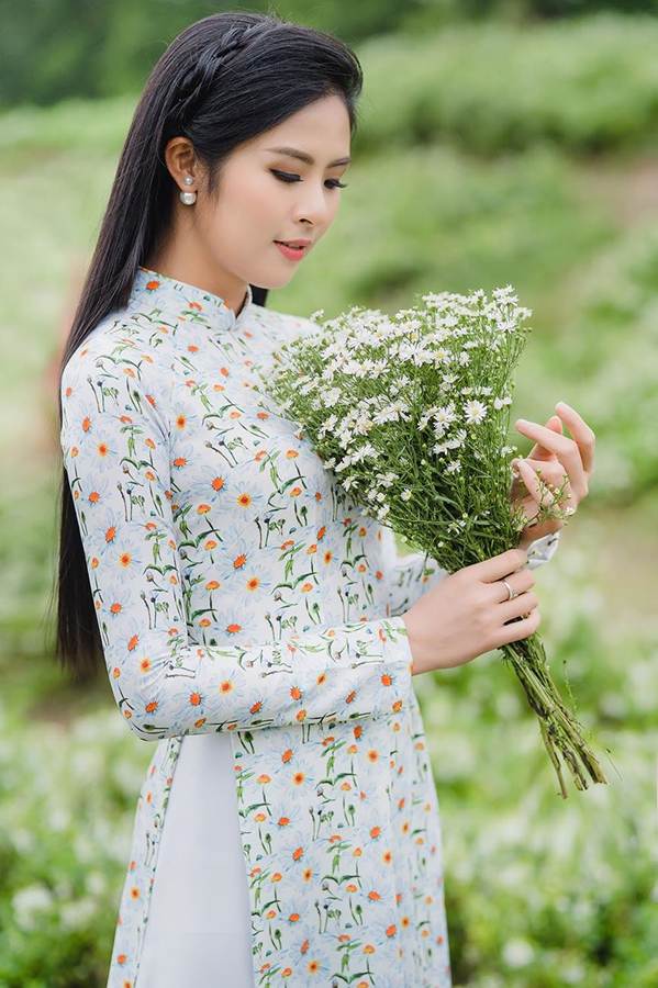 Hoa hậu Ngọc Hân đẹp mơ màng với áo dài bên cúc hoạ mi-4