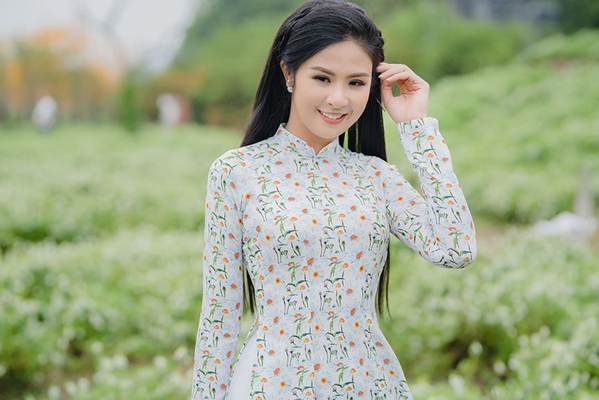 Hoa hậu Ngọc Hân đẹp mơ màng với áo dài bên cúc hoạ mi-5