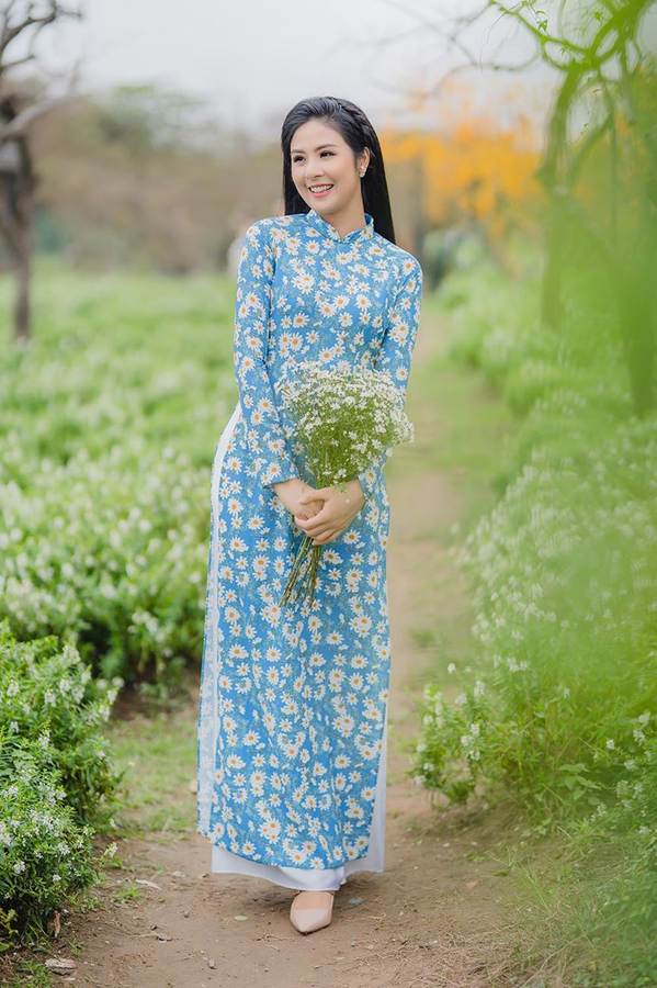 Hoa hậu Ngọc Hân đẹp mơ màng với áo dài bên cúc hoạ mi-7