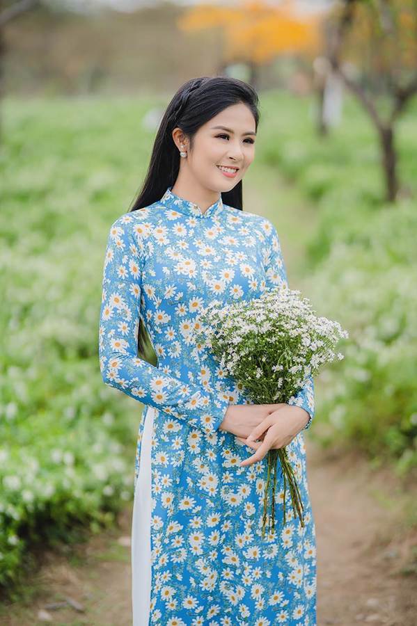 Hoa hậu Ngọc Hân đẹp mơ màng với áo dài bên cúc hoạ mi-8