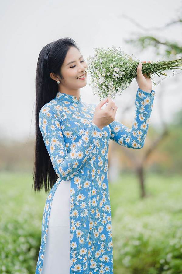 Hoa hậu Ngọc Hân đẹp mơ màng với áo dài bên cúc hoạ mi-9