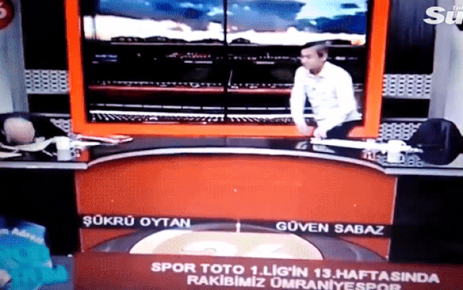 Người dẫn lên cơn đau tim, ngã gục xuống sàn nhà trong chương trình trực tiếp-1