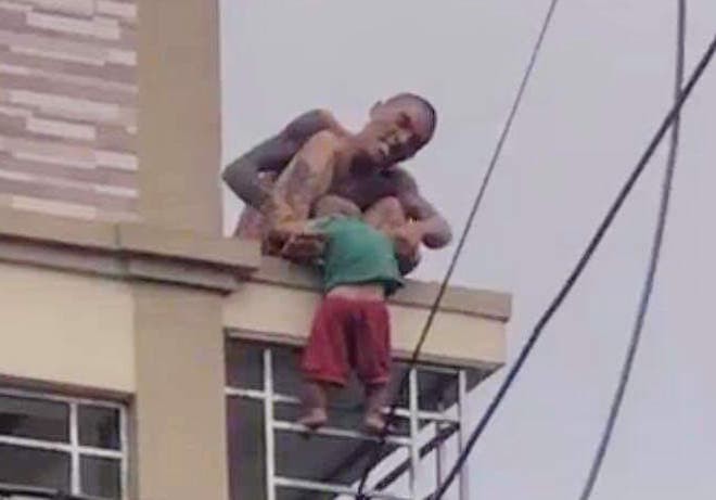 Bé trai bị bố ném từ trên cao xuống đang hoảng loạn, được theo dõi chấn thương sọ não-1