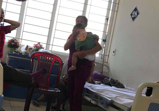 Bé trai bị bố ném từ trên cao xuống đang hoảng loạn, được theo dõi chấn thương sọ não-2