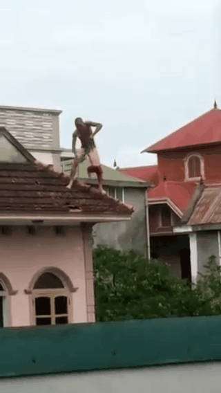 Bé trai bị bố ném từ trên cao xuống đang hoảng loạn, được theo dõi chấn thương sọ não-4