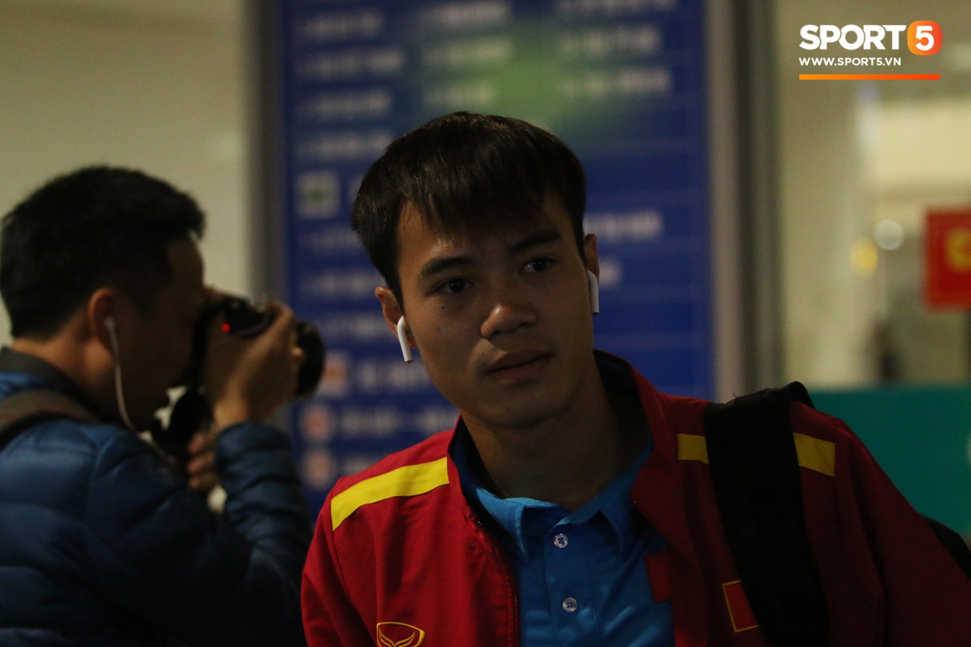 Vừa về tới Việt Nam, Xuân Trường muốn yên tĩnh nhưng Đức Chinh thì tìm mọi cách trêu chọc cho bằng được-1