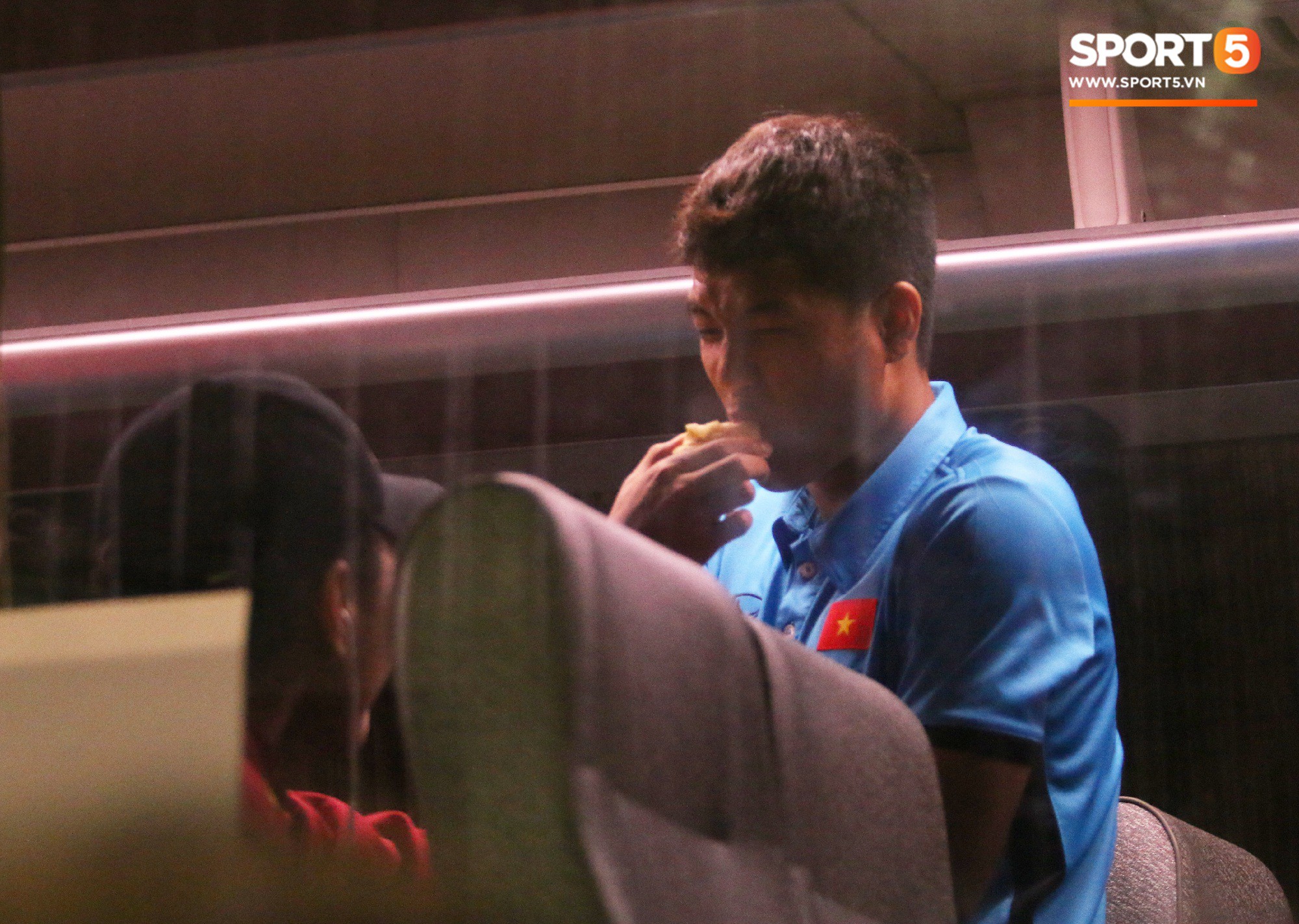 Vừa về tới Việt Nam, Xuân Trường muốn yên tĩnh nhưng Đức Chinh thì tìm mọi cách trêu chọc cho bằng được-4