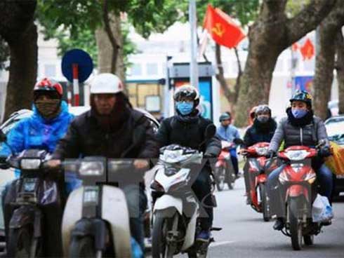 Chùm ảnh: Sau một đêm trở gió Hà Nội mưa lạnh xuống đến 17 độ C, người dân co ro ra đường-15