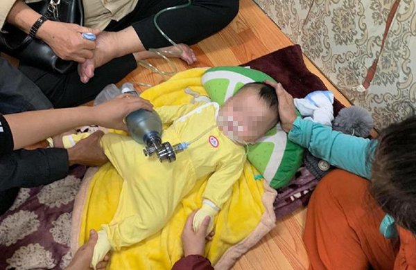 Bố mẹ đau đớn kể lại phút bé trai 4 tháng ở Hà Nội tử vong do ngủ bị đè-1