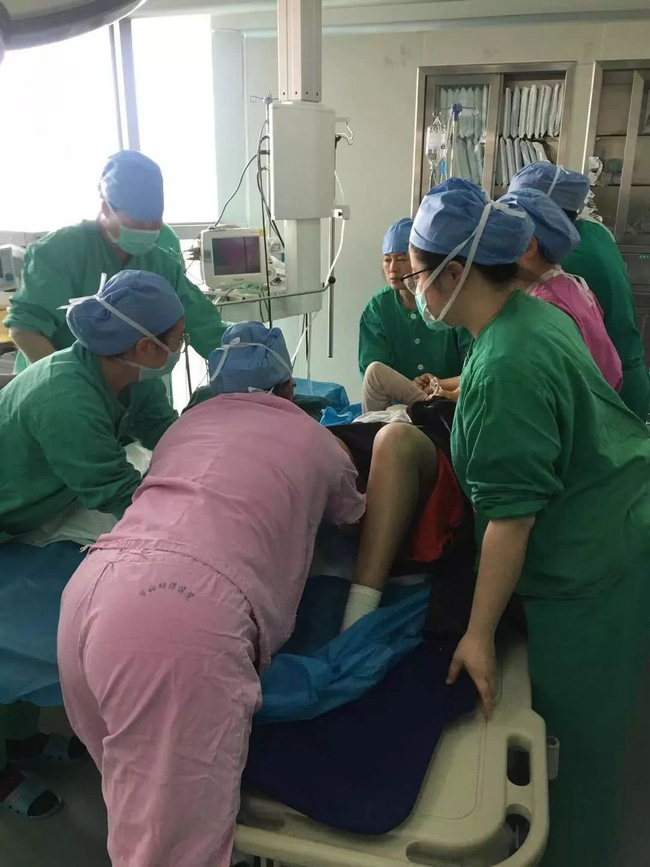 Sờ thấy tay thai nhi và dây rốn ở vùng kín sản phụ, bác sĩ đã làm 1 việc cứu sống cả mẹ và con-3