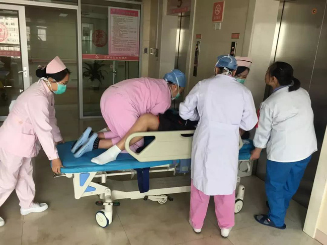 Sờ thấy tay thai nhi và dây rốn ở vùng kín sản phụ, bác sĩ đã làm 1 việc cứu sống cả mẹ và con-2