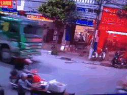 Clip: Xe bồn chở xăng phát nổ cháy đùng đùng cả khu phố, hàng chục người thương vong-1