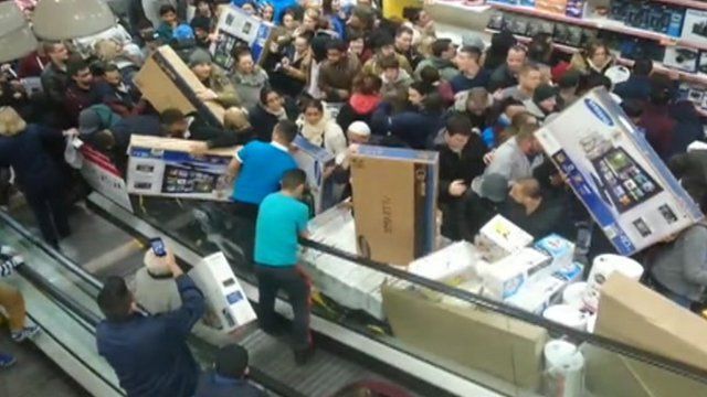 Tranh mua đồ giảm giá: Đám đông la hét, 1 người bị dẫm đạp đến chết-3